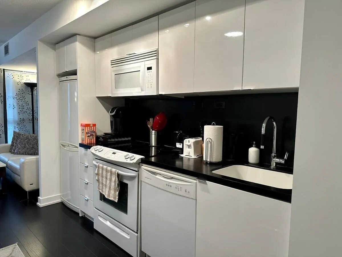Spacious & Central 1 Bdrm 2 Real Beds Toronto 0*,  Kanada