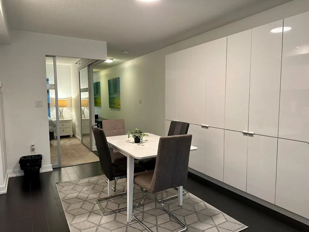 Spacious & Central 1 Bdrm 2 Real Beds Toronto Apartment