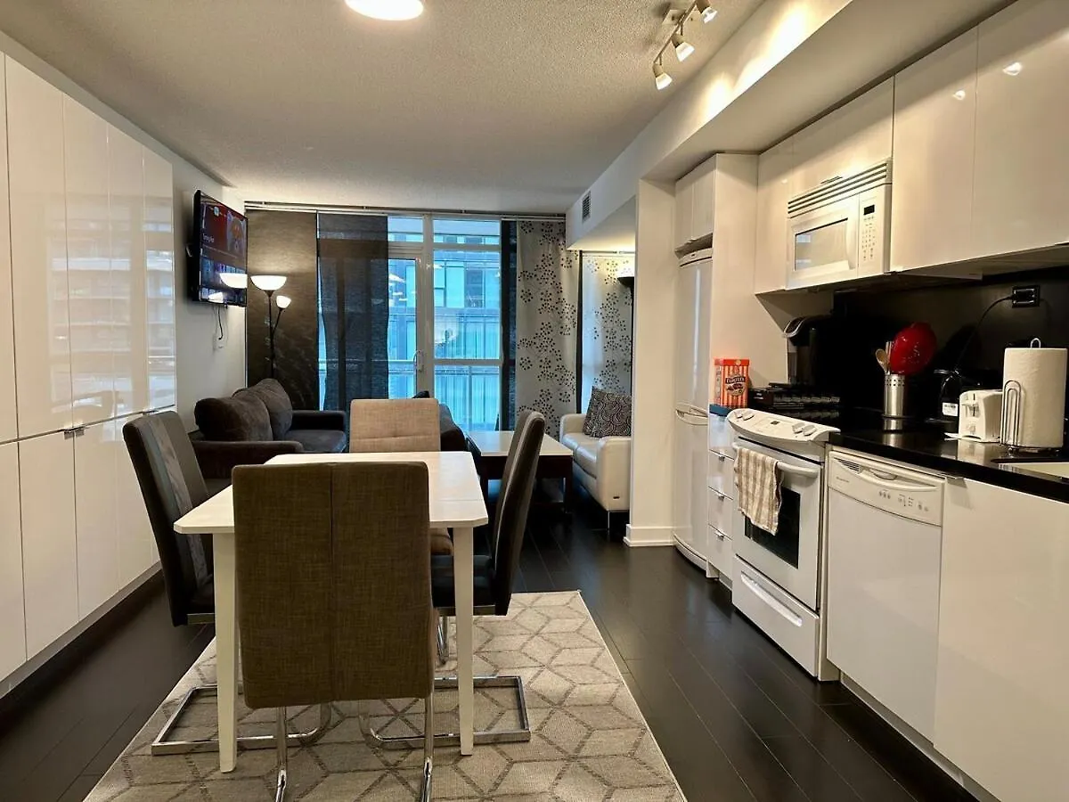 Spacious & Central 1 Bdrm 2 Real Beds Toronto Apartment